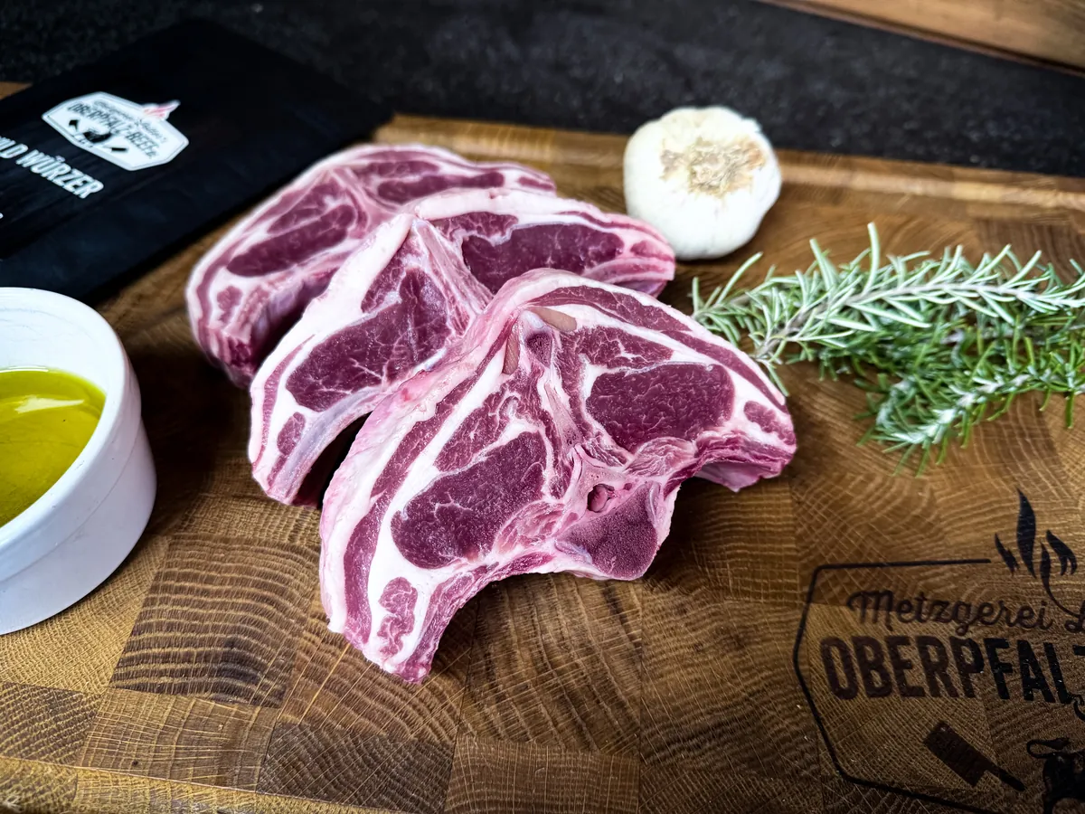 Rohe Lammkoteletts mit Rosmarin, Knoblauch und Olivenöl