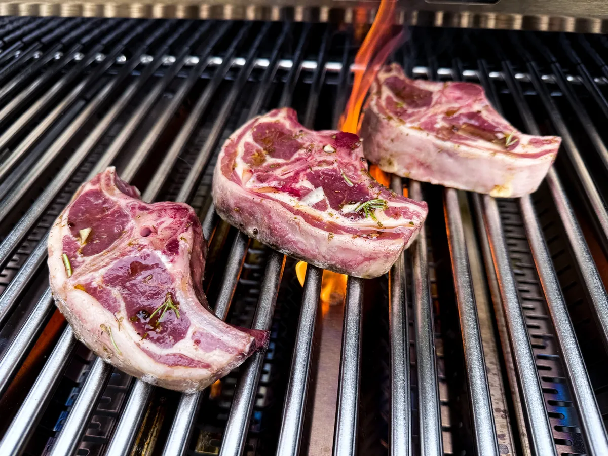 Lammkoteletts auf dem Grillrost über offener Flamme