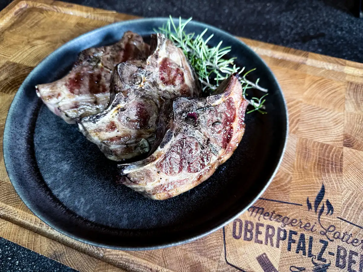 Gegrillte Lammkoteletts mit Rosmarin auf dem Teller