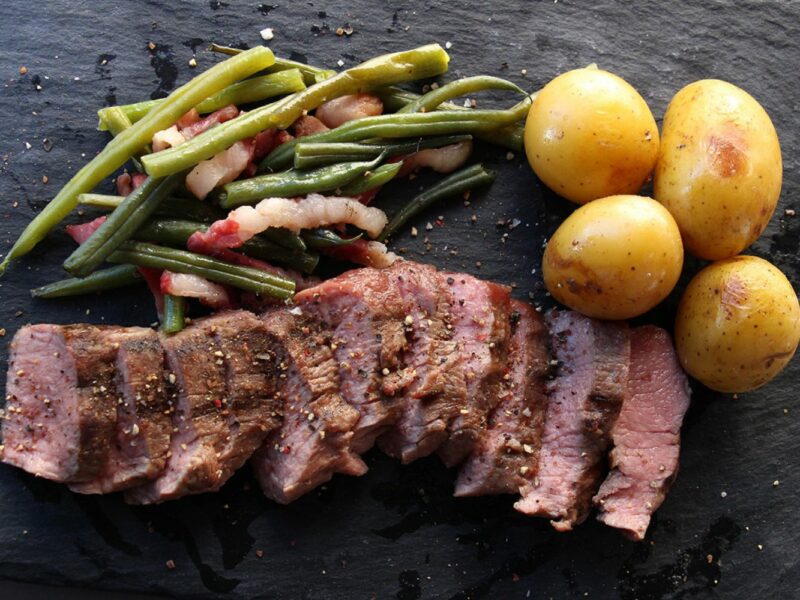 Lammrücken mit Speckbohnen &amp; Rosmarin-Kartoffeln – Rezept | Magazin