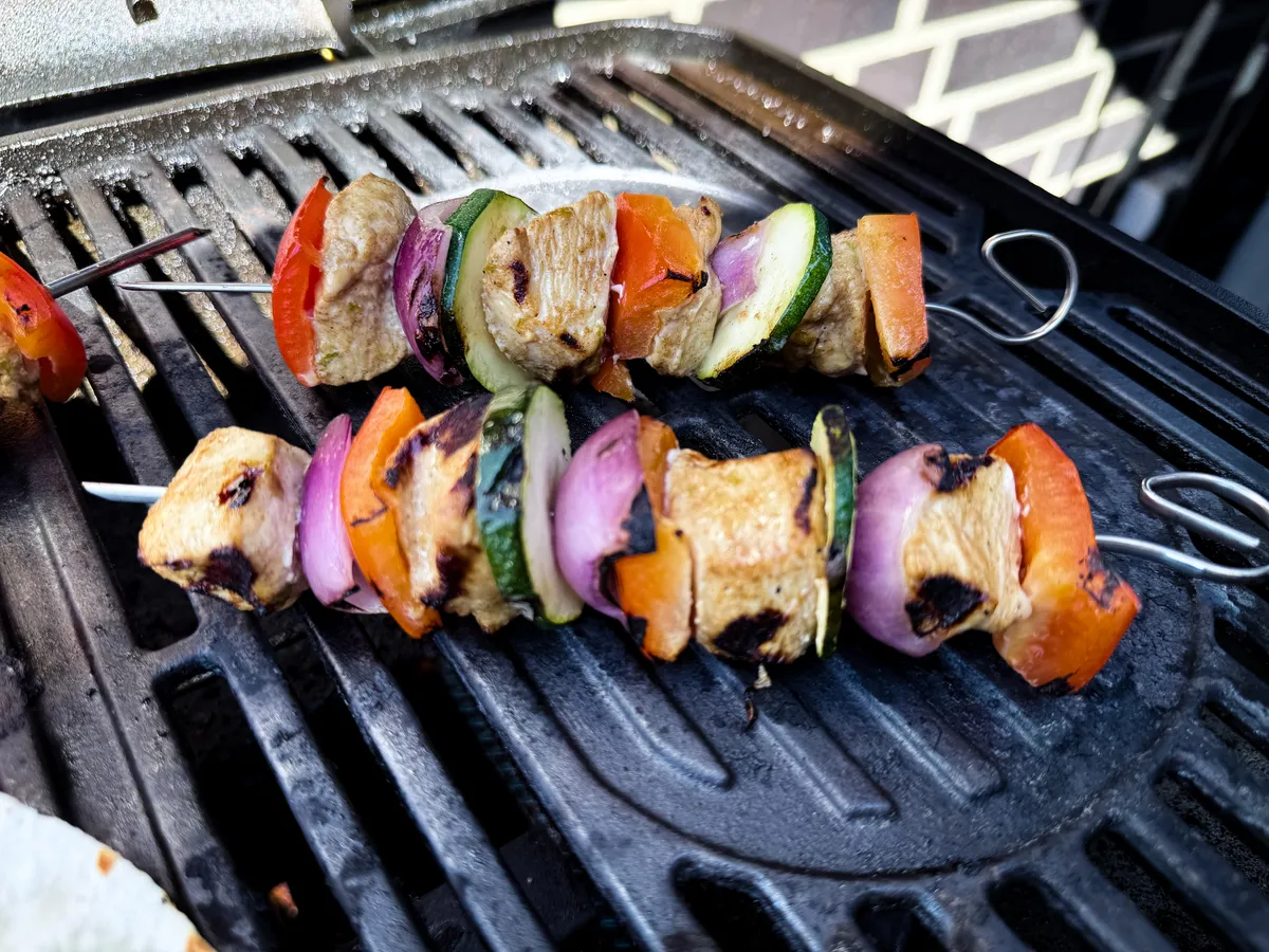 Hähnchen-Limetten-Spieße mit Grillstreifen auf dem Gasgrill