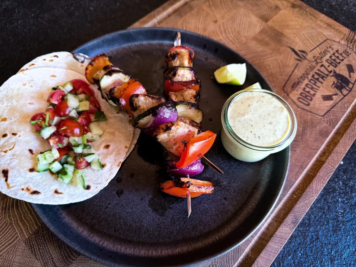 Mexikanische Hähnchen-Limetten-Spieße mit Tortilla, Salsa und grünem Dip