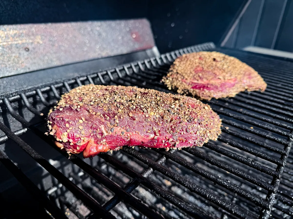Gewürzte Ochsenbacken auf dem Rost im Smoker