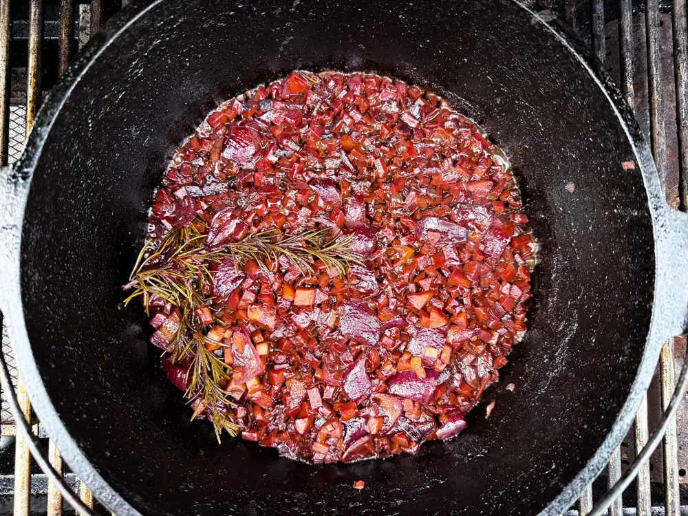 Gemüse und Rosmarin im Dutch Oven auf dem Grill