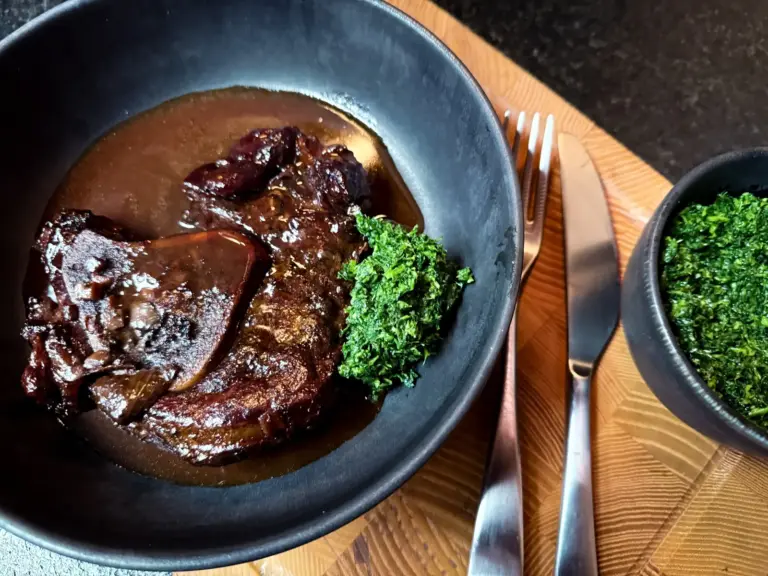 Ossobuco aus dem Dutch Oven – geschmorte Beinscheiben mit Rotwein