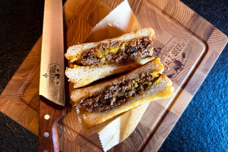 Patty Melt Burger Rezept – knusprig, käsig & herzhaft