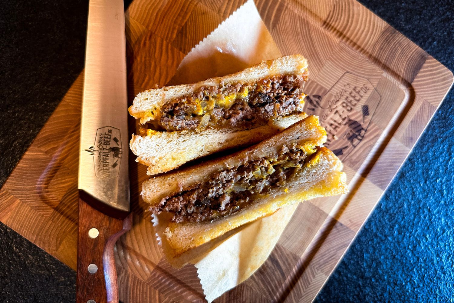 Patty Melt Burger Rezept – knusprig, käsig & herzhaft