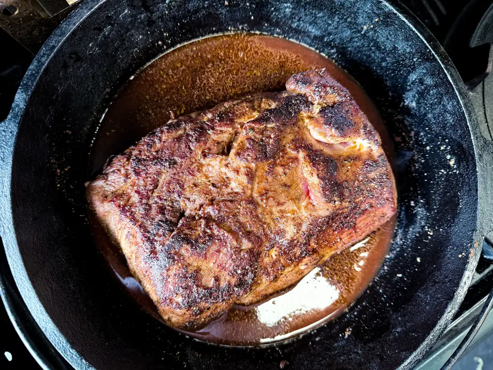 Angebratene Schweineschulter in Apfelsaft und BBQ-Sauce