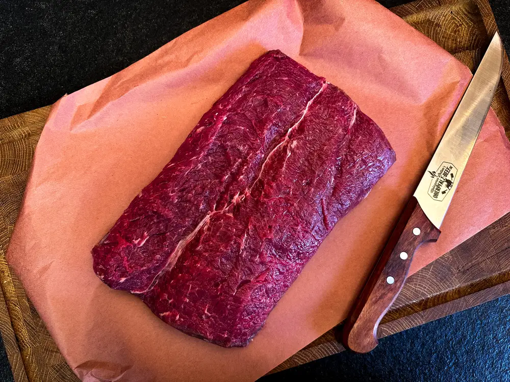 Rohes Roastbeef am Stück auf Metzgerpapier