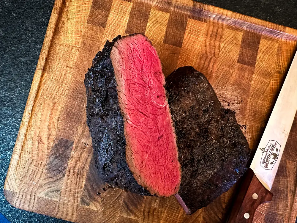 Angeschnittenes Roastbeef mit rosa Kern und dunkler Kruste