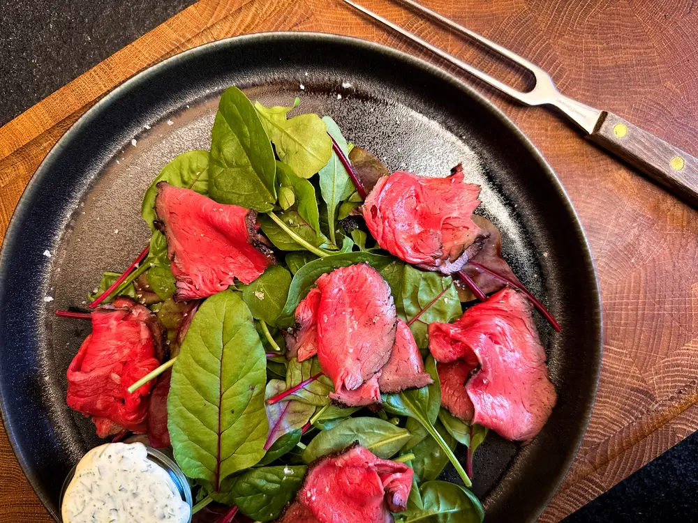 Kalt aufgeschnittenes Roastbeef auf Blattsalat mit Sauce Tatar