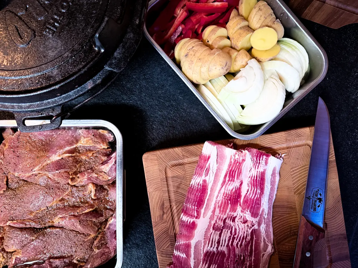 Gewürzter Schweinenacken, Bacon, Kartoffeln und Zwiebeln