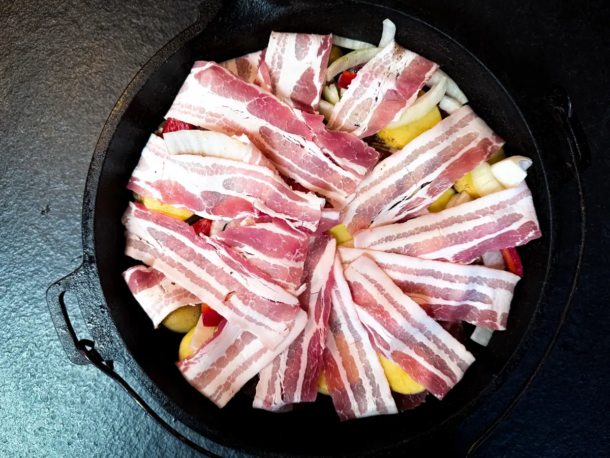 Mit Bacon belegtes Schichtfleisch vor dem Garen