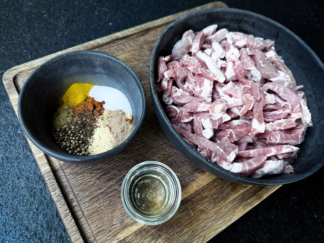 Schweinenacken in Streifen mit Shoarma-Gewürzmischung und Öl