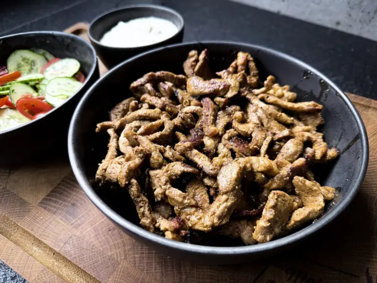 Shoarma von der Plancha – niederländische Art mit Tahini-Joghurt-Sauce