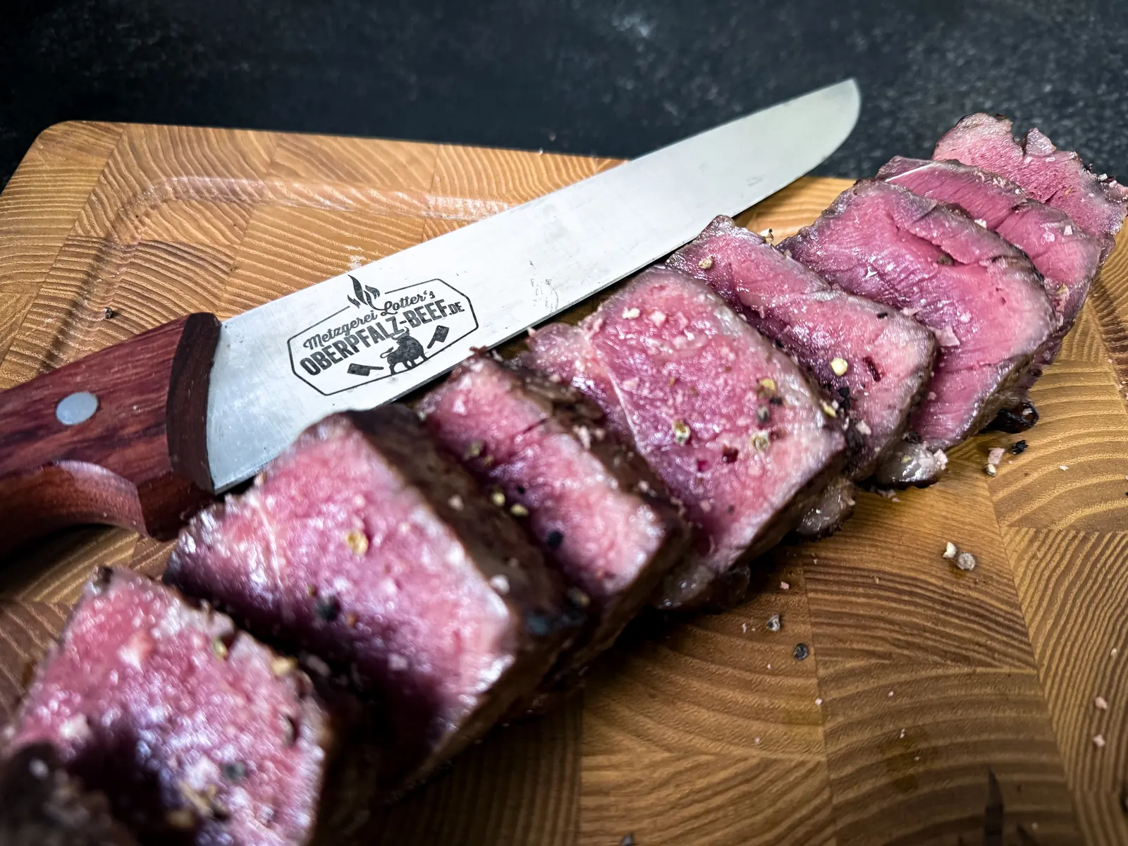 Aufgeschnittenes Rindersteak in Asia-Marinade, medium rare