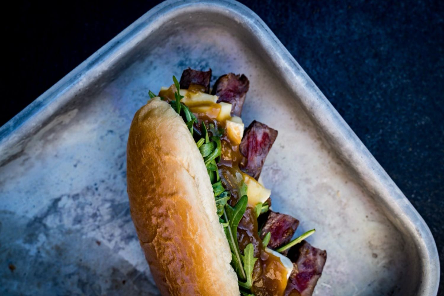 Steak Sandwich vom Grill mit Brie & Zwiebelmarmelade