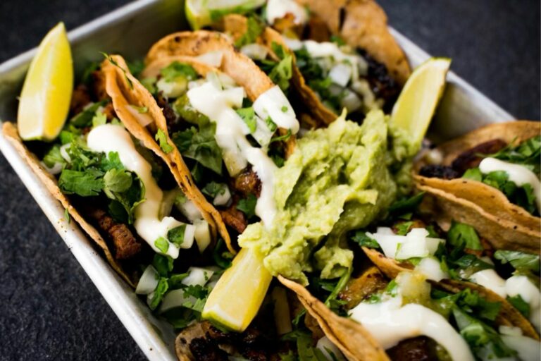 Tacos Al Pastor vom Grill mit Ananas & Salsa Verde