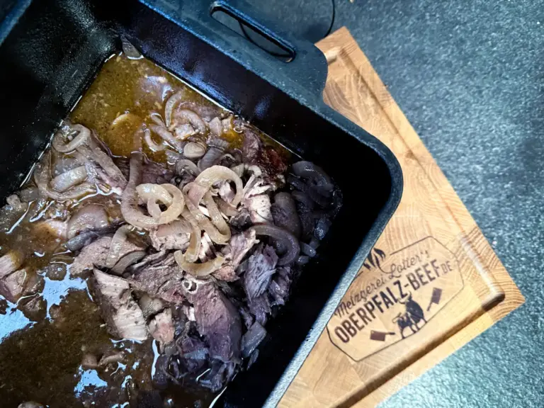 Zwiebelfleisch aus dem Dutch Oven – Schweinenacken in Zwiebelsauce