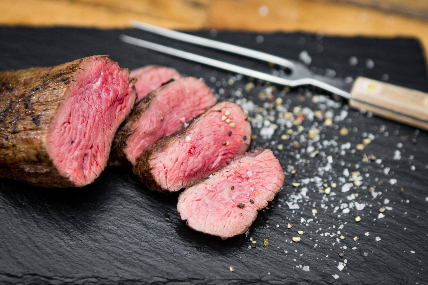 Zartes Teres Major Wet Aged Rindfleisch vom Oberpfalz-Rind – Premium Beef Qualität Rohes Teres Major Steak vom Oberpfalz-Rind auf dunklem Untergrund, gut marmoriert, frisch zugeschnitten, mit sichtbarer Fleischstruktur – hochwertiges Wet Aged Rindfleisch aus der Oberpfalz für Premium BBQ und Fleischgenuss.