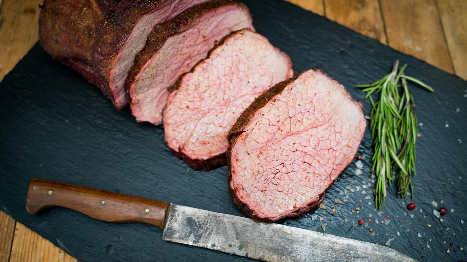 Rinderbraten aus der Schwanzrolle vom Oberpfalz-Rind – zartes Qualitätsfleisch regional genießen Rinderbraten aus der Nuss vom Oberpfalz-Rind, perfekt gegart und saftig aufgeschnitten, serviert mit einer dunklen Bratensoße auf einem weißen Teller – hochwertiges Rindfleischgericht aus der Region, ideal für festliche Mahlzeiten.