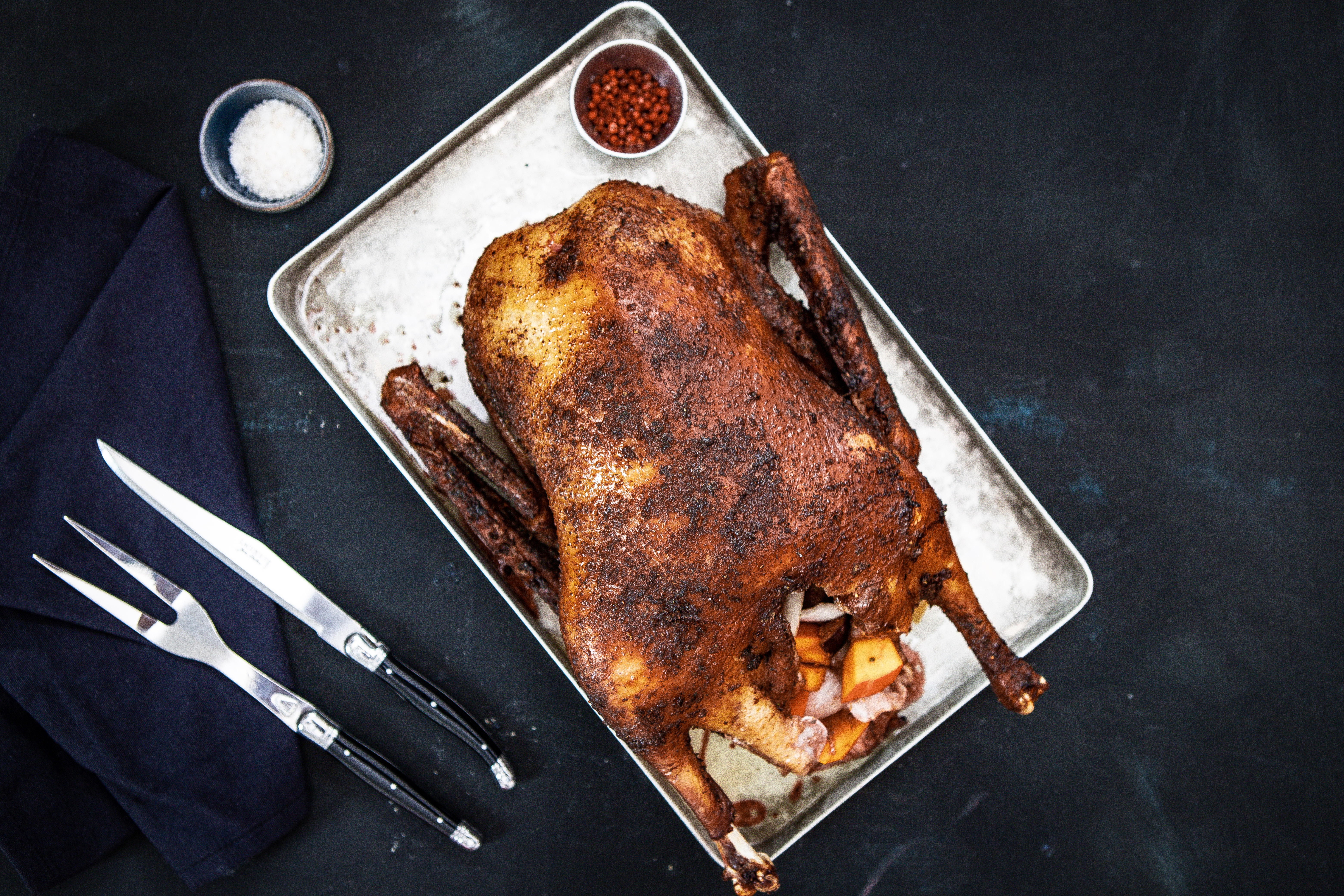 Weihnachtsgans aus der Oberpfalz – knusprig gebraten und regional aus Freilandhaltung Ofenfrische, goldbraun gebratene Weihnachtsgans auf Holzbrett, gefüllt mit Äpfeln, serviert mit knuspriger Haut und Bratensaft – festlicher Braten aus der Oberpfalz.