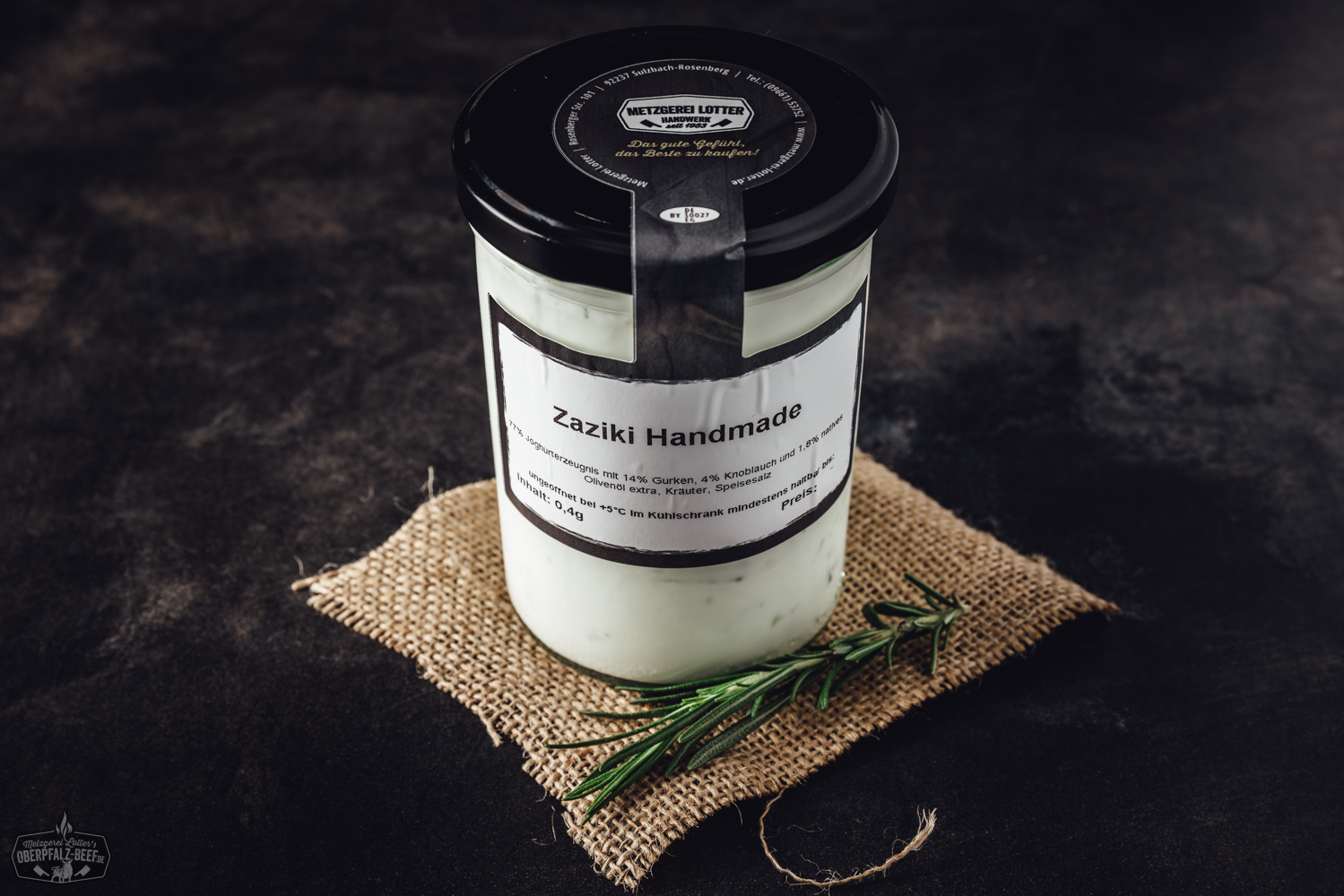 Vorgegarter Krustenbraten in Scheiben, saftig und zart, mit knuspriger Kruste, angerichtet auf einem Holzbrett mit frischen Kräutern – ideales Sous-vide-Fleisch für BBQ und schnelle Gourmetküche.