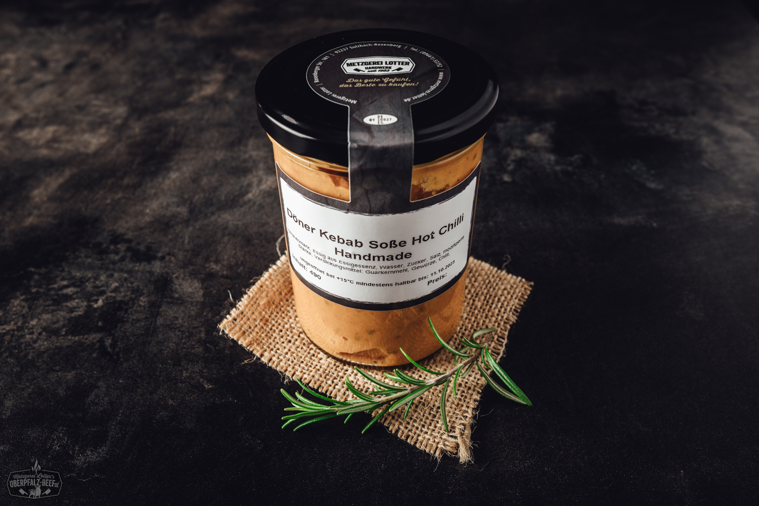 Schlachtplatte mit regionalen Spezialitäten: Auf einem weißen Teller angerichtet sind Blutwurst, Leberwurst, gekochter Schweinebauch, Sauerkraut und Kartoffelpüree – traditionelles bayerisches Gericht, rustikal serviert.