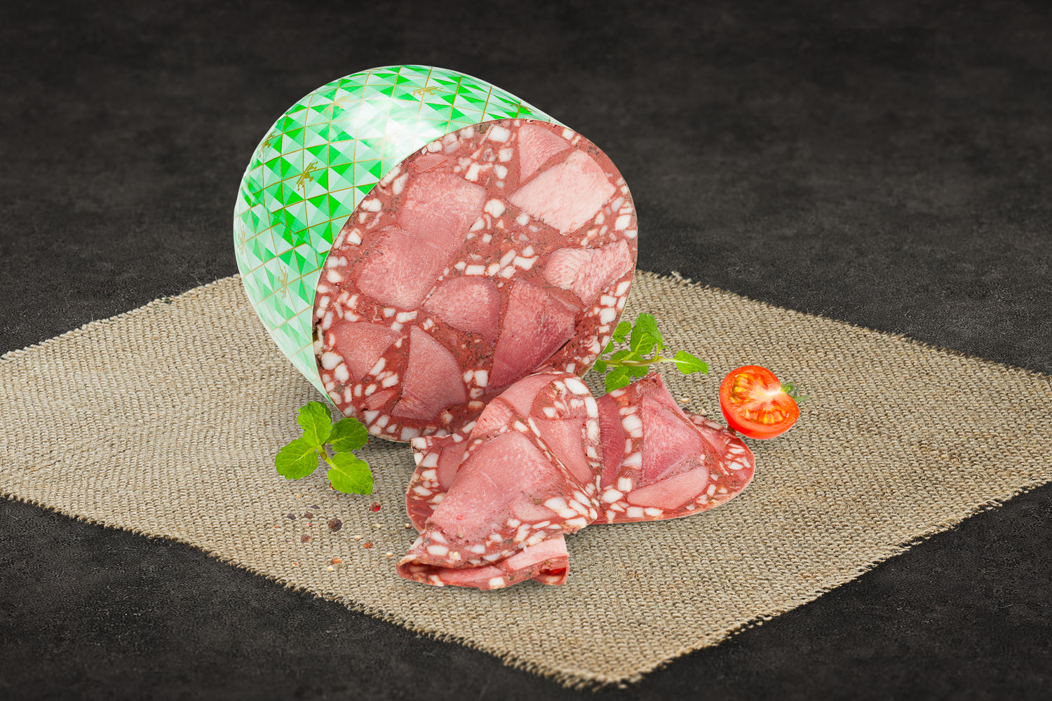 Geschnittene Zungenrotwurst auf Holzbrett – Hausgemachte Spezialität aus der Oberpfalz Geschnittene Rotwurst auf einem Holzbrett, angerichtet mit frischer Petersilie und Pfefferkörnern – traditionelle bayerische Wurstspezialität in hochwertiger Qualität.