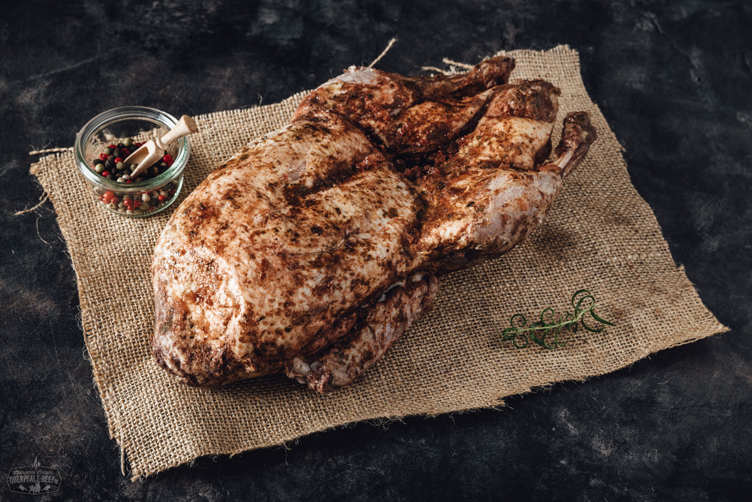 Sous-vide gegarte Oberpfälzer Bauernente – zart & hausgemacht genießen Sous-vide gegarte Oberpfälzer Bauernente, portionsweise serviert auf einem rustikalen Holzbrett, mit krosser Haut, goldbraun gebraten, daneben frische Kräuter und saisonales Gemüse – ideal für traditionelle bayerische Festtagsküche.