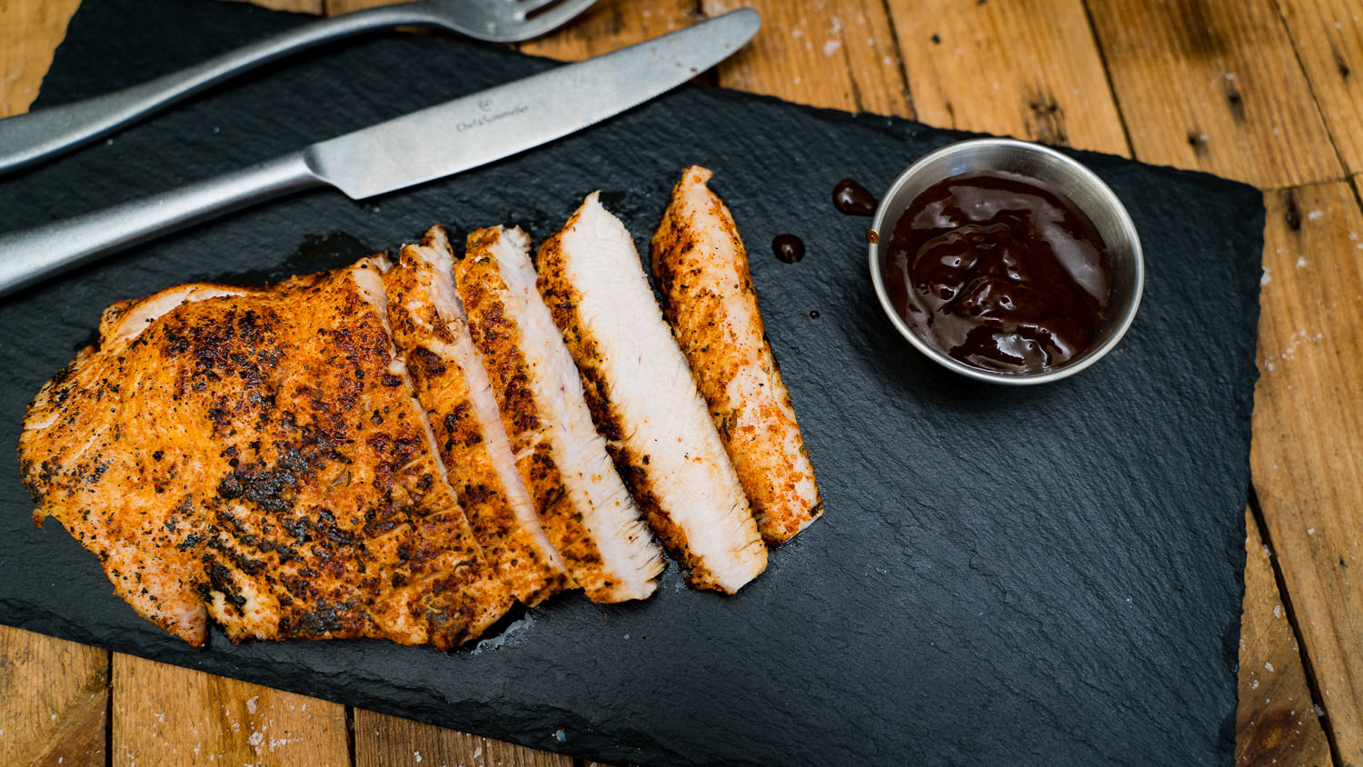 Schnitzel von der Oberpfälzer Bauernpute auf weißem Teller – Regionales Geflügelfleisch genießen Goldbraun paniertes Putenschnitzel aus der Oberpfalz auf weißem Teller, serviert mit Zitronenscheibe und glatter Petersilie, perfekt gebraten und knusprig – regionales Fleischprodukt der Oberpfälzer Bauernpute.