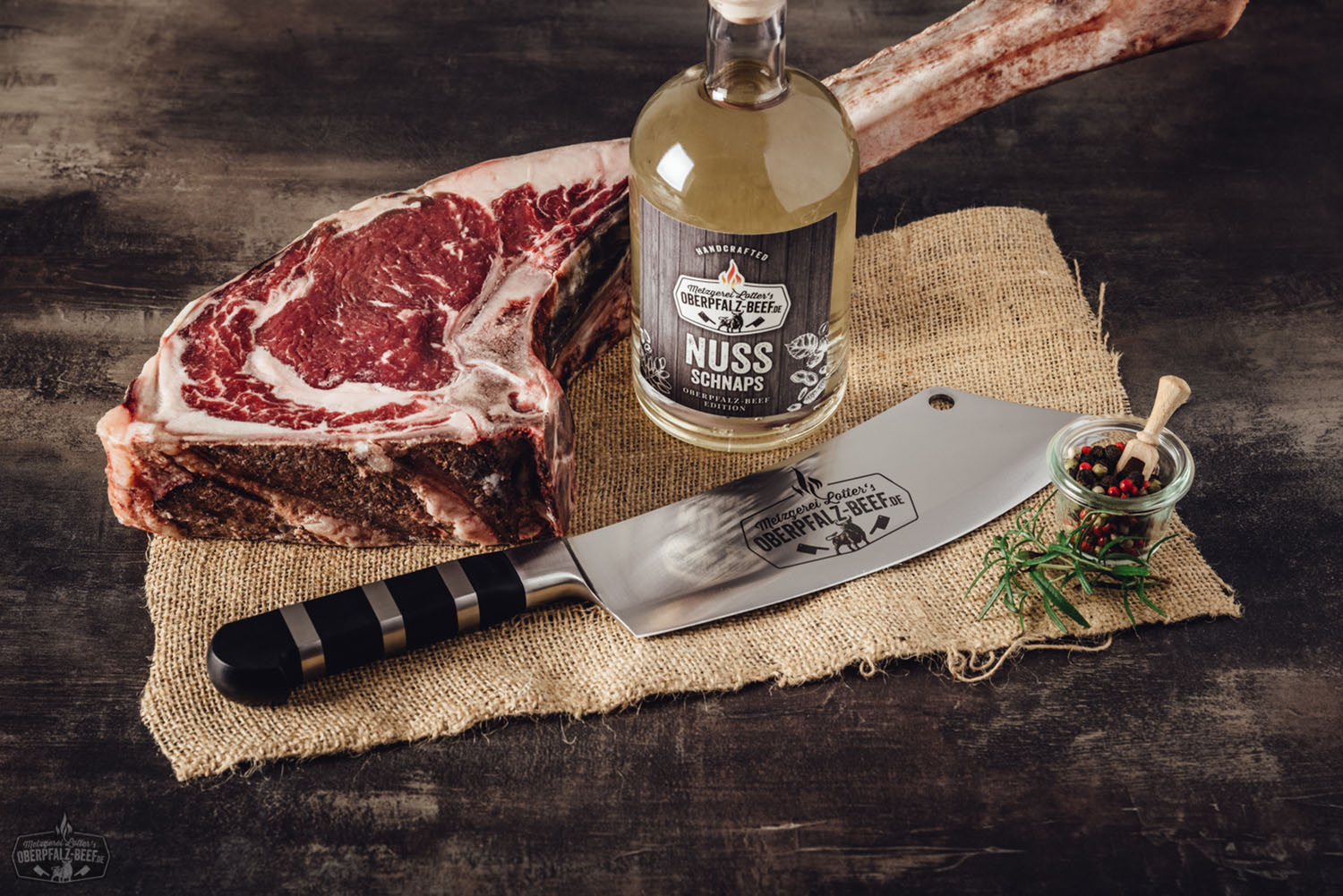 Dry Aged Tomahawk Steak – Premium Rindfleisch aus der Oberpfalz Porträt eines kräftigen Charolais-Bullen mit hellem, muskulösem Körperbau, breiter Stirn und markanten Hörnern, stehend auf grüner Weide unter bewölktem Himmel – Symbol für hochwertiges regionales Rindfleisch aus der Oberpfalz.
