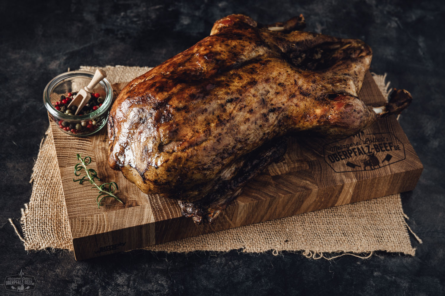 Sous-vide gegarte Oberpfälzer Bauernente – zart & servierfertig gekocht Vorgegarte Oberpfälzer Bauernente im Ganzen, goldbraun gebraten mit knuspriger Haut, angerichtet auf einem Holzbrett mit frischen Kräutern – perfekte Sous-vide-Ente für festliche Anlässe.