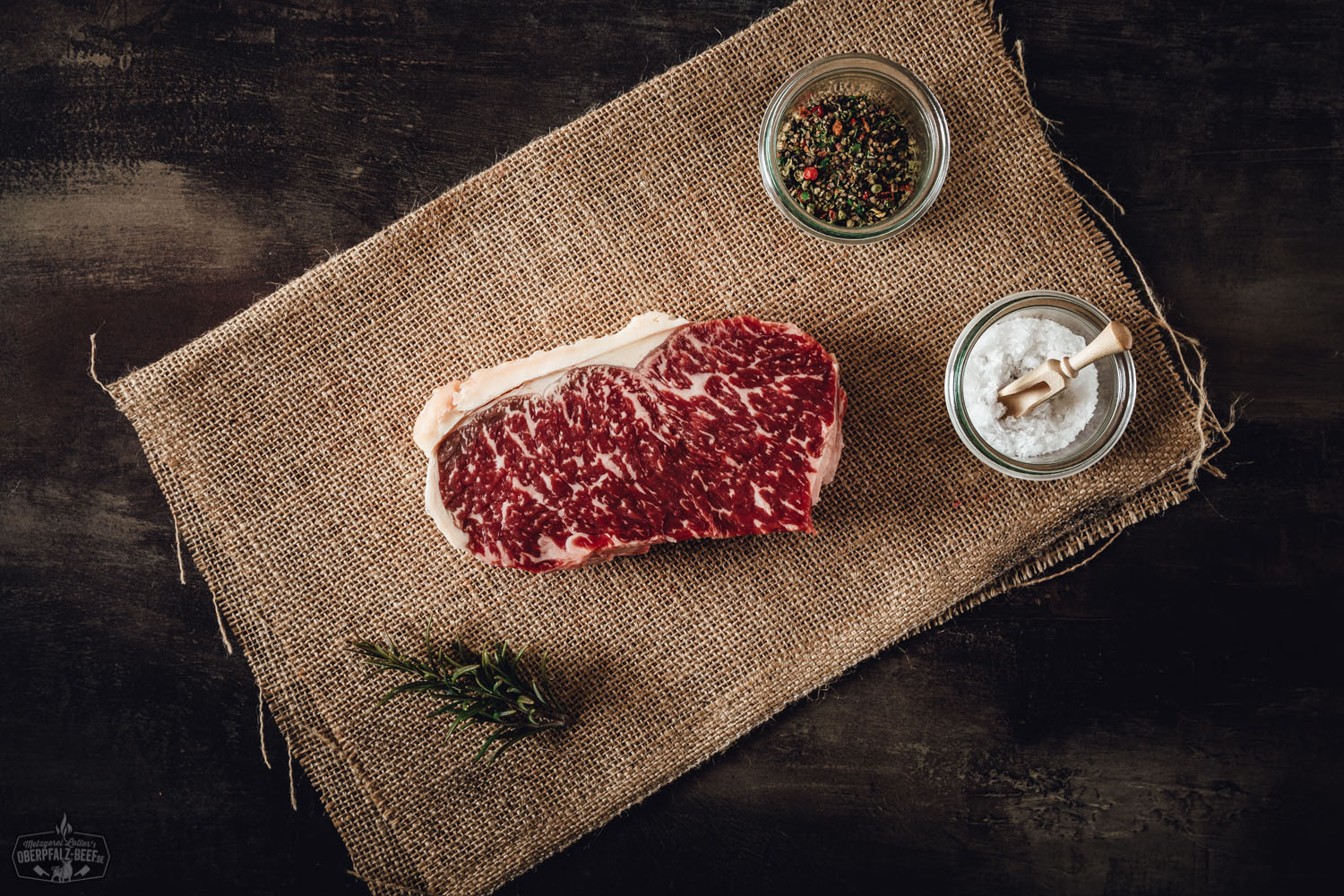 Rind Roastbeef - Saftiges Steak perfekt gebraten Roastbeef vom Rind auf Holzbrett angerichtet, saftiges Fleisch mit rosafarbener Mitte und knuspriger Kruste, ideal für Steakliebhaber, Oberpfalz Beef Produktpräsentation.