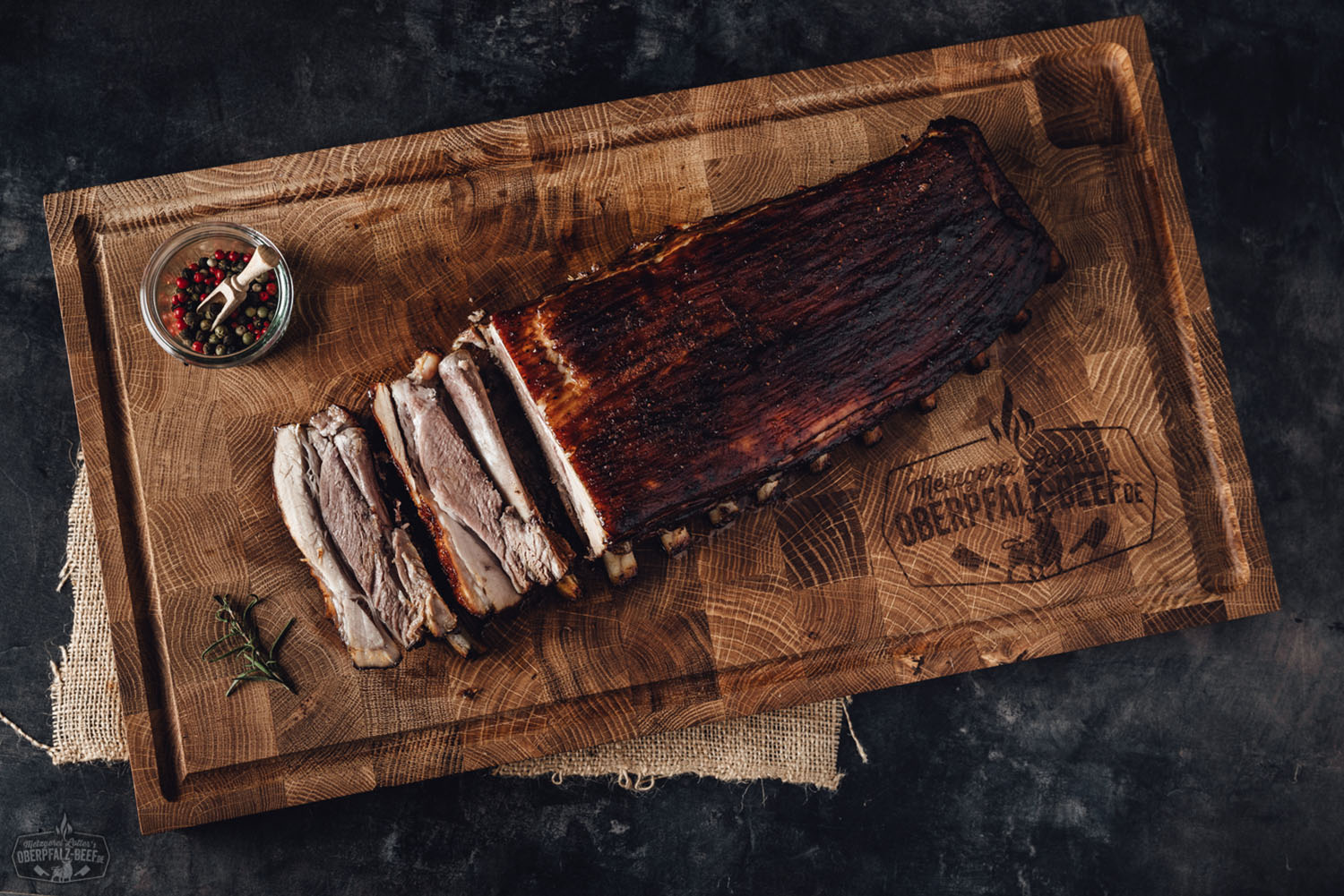 Sous-vide gegarte St. Louis Cut Schweinerippchen – zart & saftig Sous-vide gegarte St. Louis Cut Ribs vom Schwein, saftig und perfekt gegart, auf einem Holzbrett angerichtet, mit rauchiger BBQ-Kruste, begleitet von frischen Kräutern und Grillbeilagen – ideal für BBQ-Liebhaber und Grillfans.