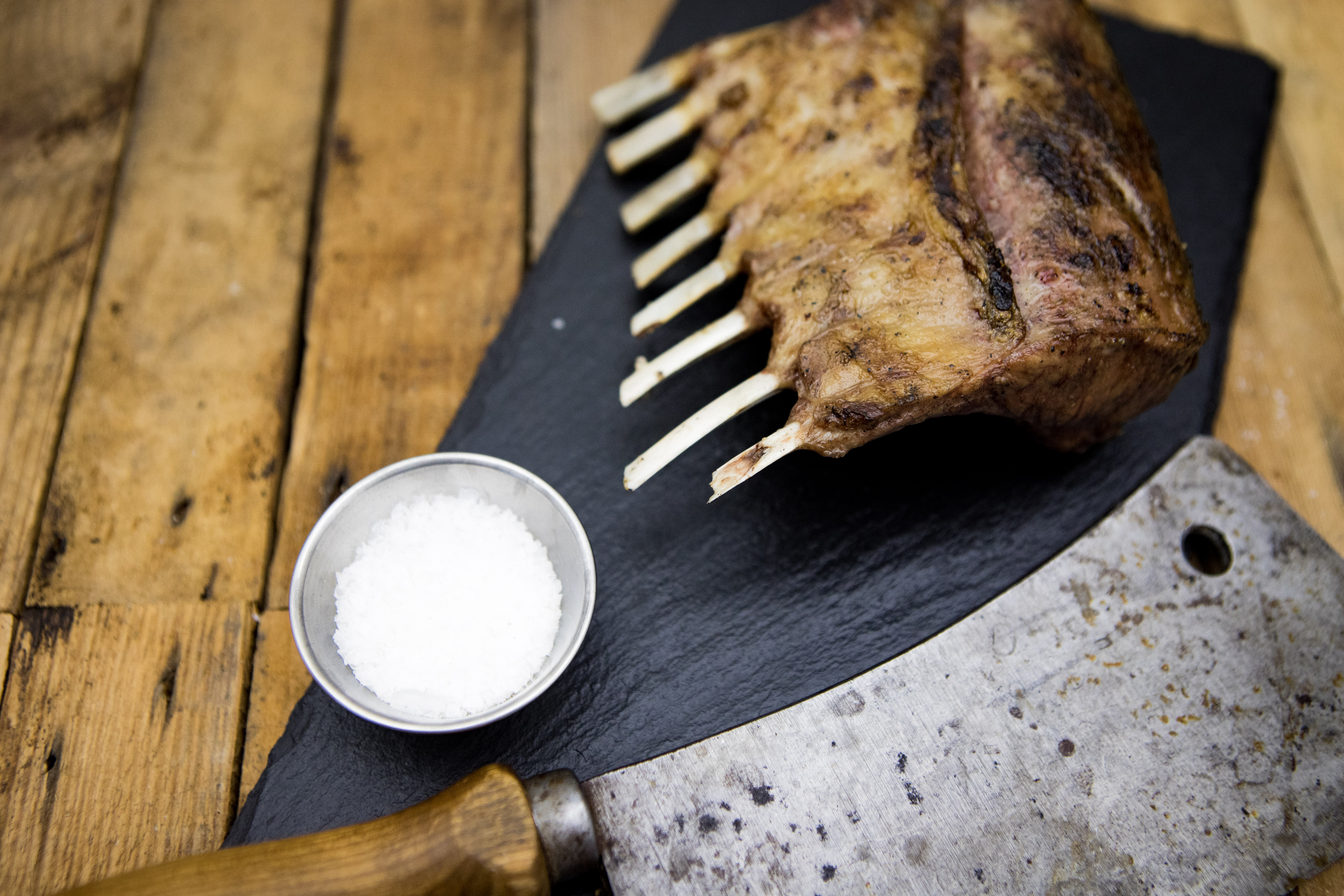 Lammracks vom Juradistl-Lamm frisch gegrillt – Premium Fleisch aus der Oberpfalz Hochwertige Lammracks vom Juradistl Lamm mit frischen Kräutern und Gewürzen, saftig und zart gegrillt, auf einem rustikalen Holzbrett präsentiert. Perfect für Feinschmecker und Liebhaber von regional erzeugtem Fleisch.