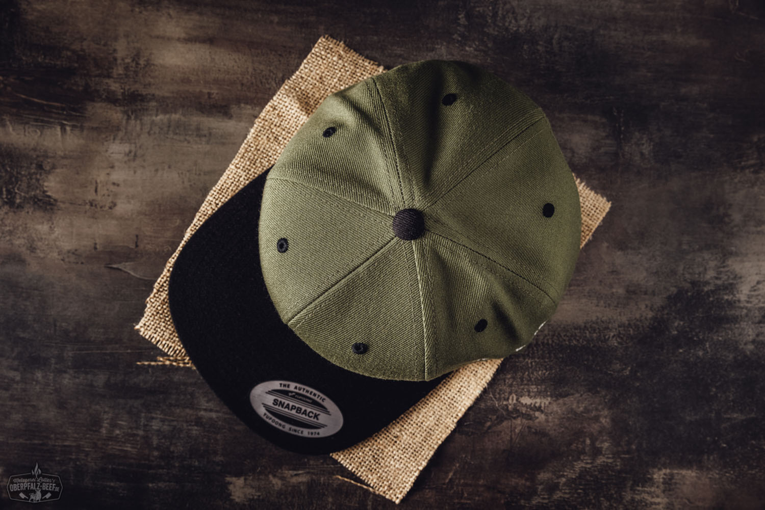 Oberpfalz Beef Snapback Cap mit gesticktem Logo-Design auf der Vorderseite, seitlicher Netzeinsatz und einstellbarem Verschluss für individuelle Passform.