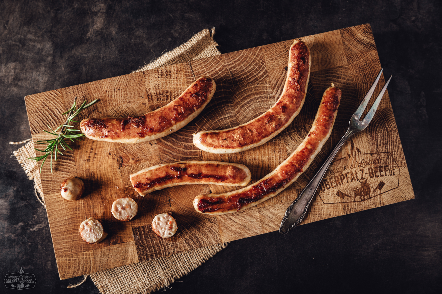 BBQ Cheeseburger mit Bacon und Chili – saftiger Grillgenuss für echte Feinschmecker Vier saftige BBQ-Burger mit geschmolzenem Käse, knusprigem Bacon und roten Chilistreifen auf angeröstetem Bun, angerichtet auf dunklem Holzbrett vor rustikalem Hintergrund – ideal für Grillfans und Liebhaber würziger Burger.