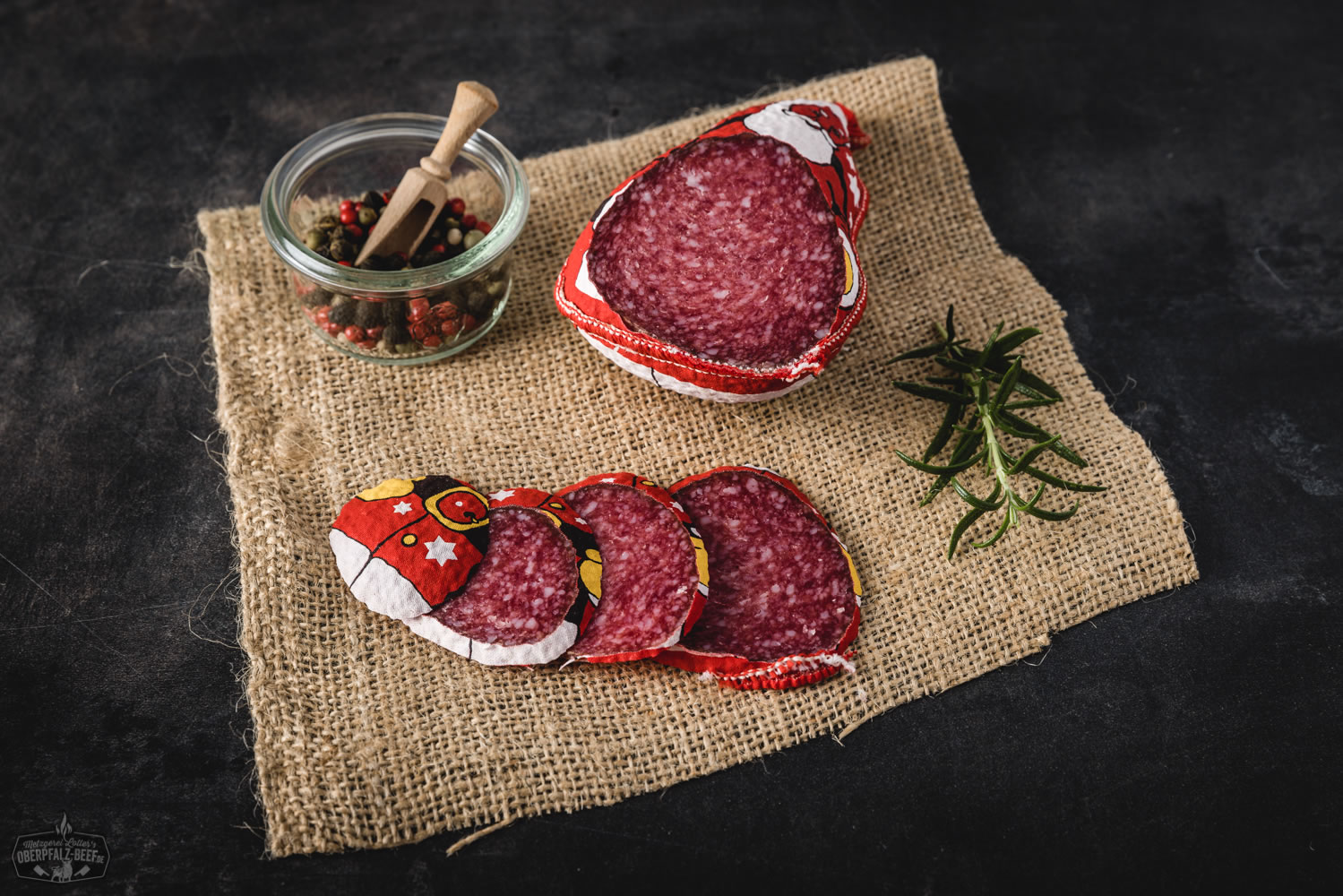 Nikolaus Salami Portionswurst mit festlicher Verpackung – Weihnachtswurst Spezialität aus der Oberpfalz Ein Bild einer Nikolaussalami in Portionswurst-Form, erhältlich bei Oberpfalz Beef, ideal für die Weihnachtszeit.