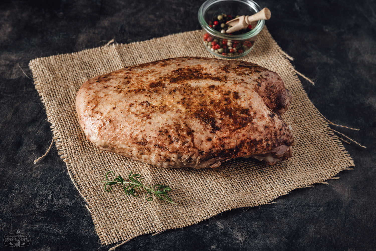 Vorgegarte Gänsebrust mit Knochen, sous-vide gegart, aufgeschnitten und saftig braun gebraten, angerichtet auf einem dunklen Teller mit goldbrauner Kruste – festliches Geflügelgericht für Weihnachten oder besondere Anlässe.