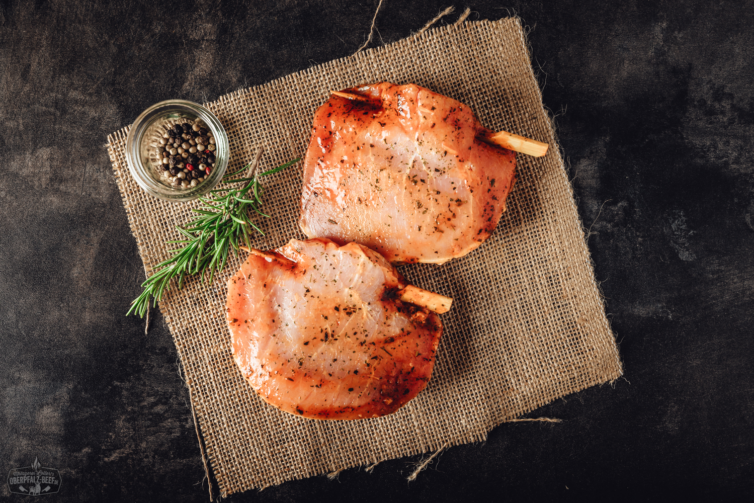 Hirtentasche vom Schweinerücken gefüllt mit Kräutern und Käse – Regionales Fleischgericht aus der Oberpfalz Nahaufnahme einer goldbraun gebackenen Pizzatasche aus zartem Schweinerücken, gefüllt mit würziger Tomatensoße und geschmolzenem Käse; serviert auf einem dunklen Holzbrett mit frischen Kräutern garniert – herzhaftes Fingerfood für Fleischliebhaber.