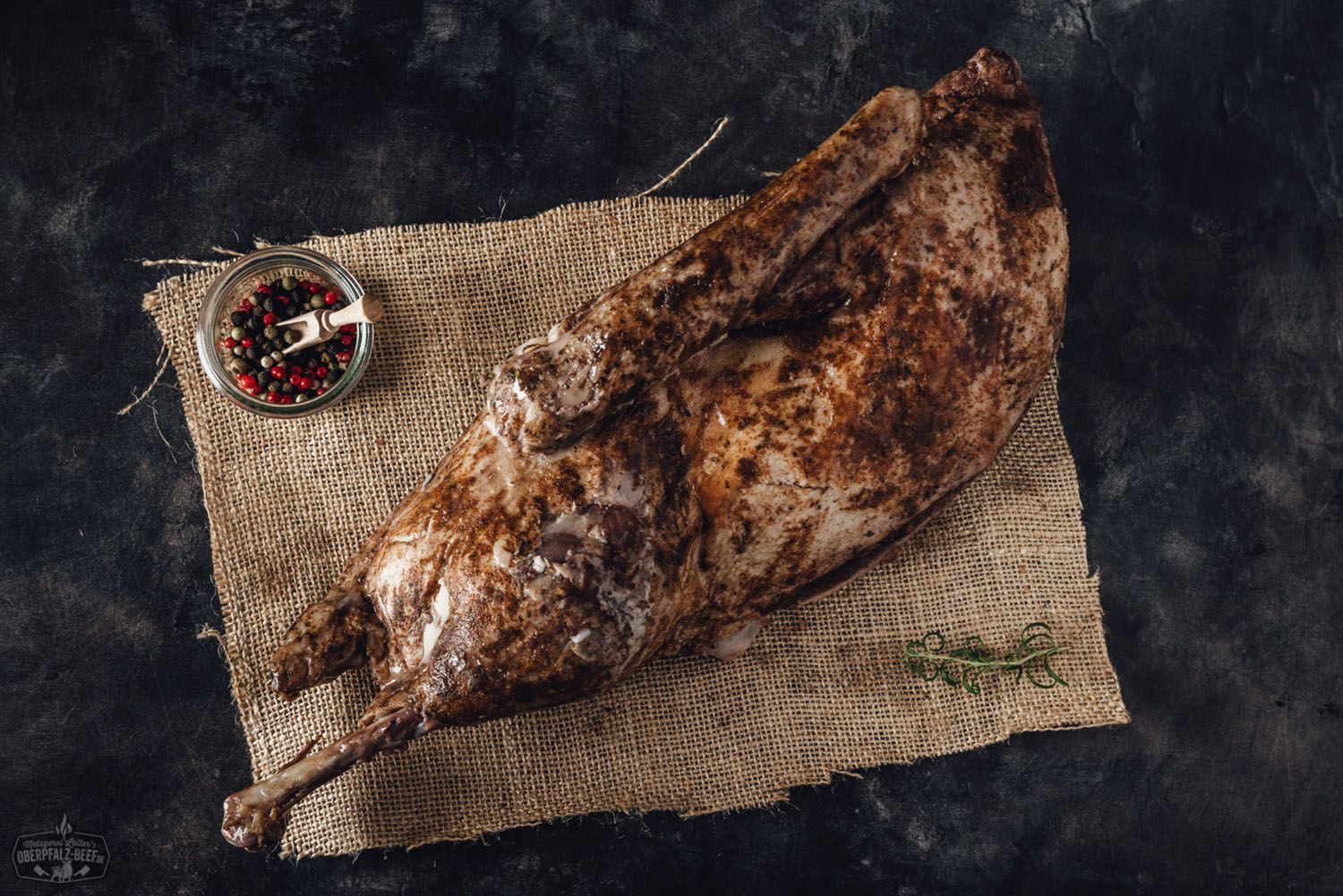 Sous-vide gegarte halbe Oberpfälzer Bauern-Weihnachtsgans – zart & festlich Halbe, goldbraun gebratene Oberpfälzer Bauern-Weihnachtsgans, sous-vide vorgegart, knusprige Haut, angerichtet auf einem Holzbrett mit Orangenscheiben, frischen Kräutern und winterlicher Dekoration – traditionelles Festtagsgericht aus der Oberpfalz.