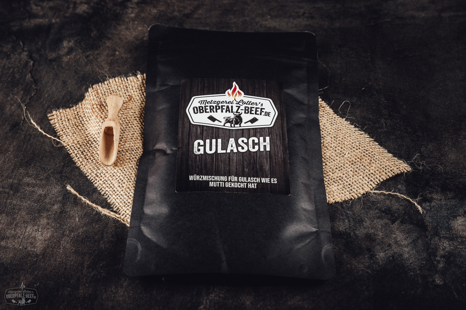 Oberpfalz Beef Gulasch Gewürzmischung, aromatische Kräuter und Gewürze in einer rustikalen Verpackung für authentischen Geschmack, Produktfoto.