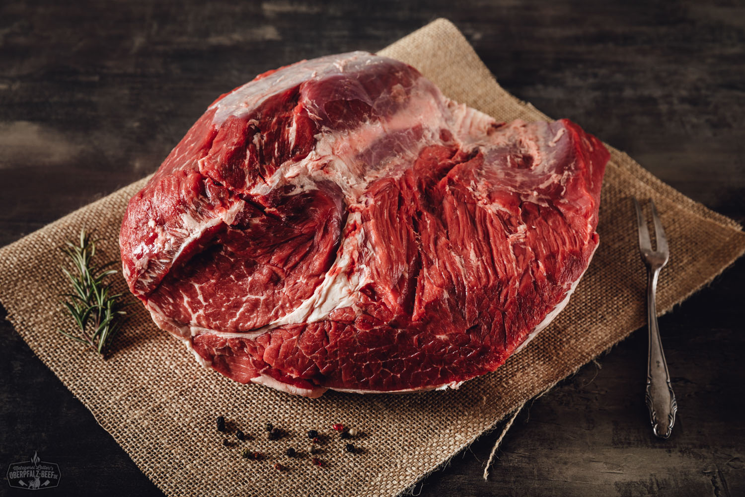 Saftiger Rinderbraten aus der Nuss vom Oberpfalz-Rind – regionales Premiumfleisch Handgeschnittenes Rindergulasch vom Oberpfalz-Rind auf Holztisch, roh und in größeren Stücken, mit sichtbarer frischer Fleischstruktur, regionales Qualitätsfleisch für deftige Rezepte und traditionelle bayerische Küche.