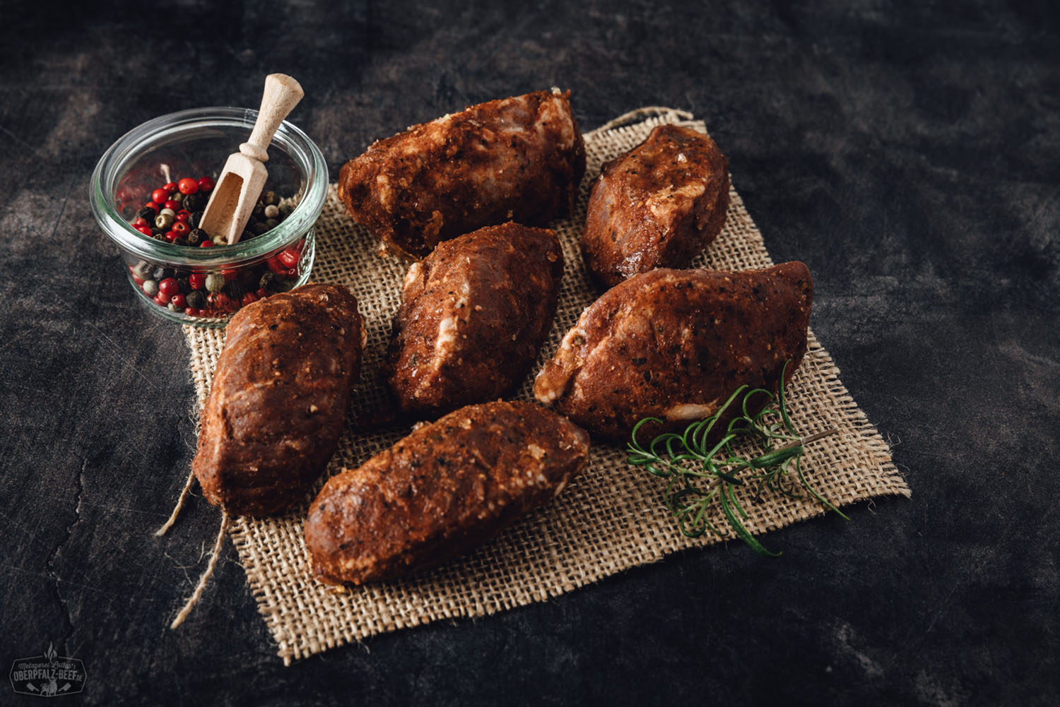 Sous-vide vorgegarte Schweinebäckchen in Vakuumverpackung auf weißem Hintergrund, hochwertiges Fleischprodukt ideal für schonendes Garverfahren