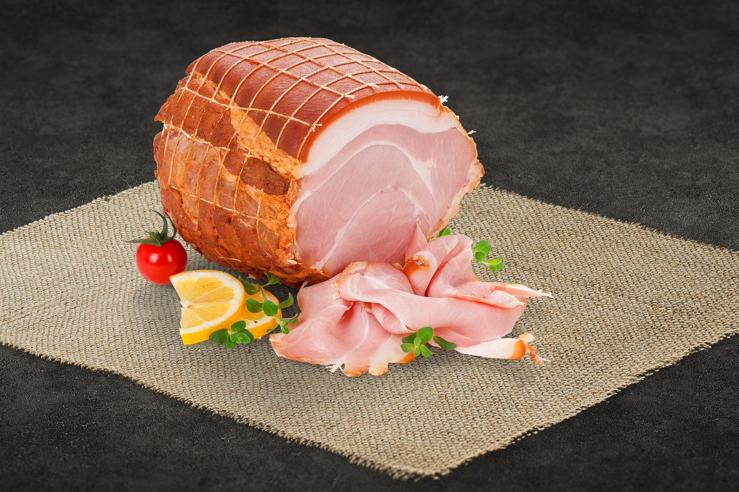 Osterschinken am Stück: Saftiger, glasiert gebackener Schinken mit goldbrauner Kruste auf Holzbrett angerichtet, dekoriert mit Rosmarin und Ostereiern – traditionelles Ostergericht in rustikalem Ambiente.