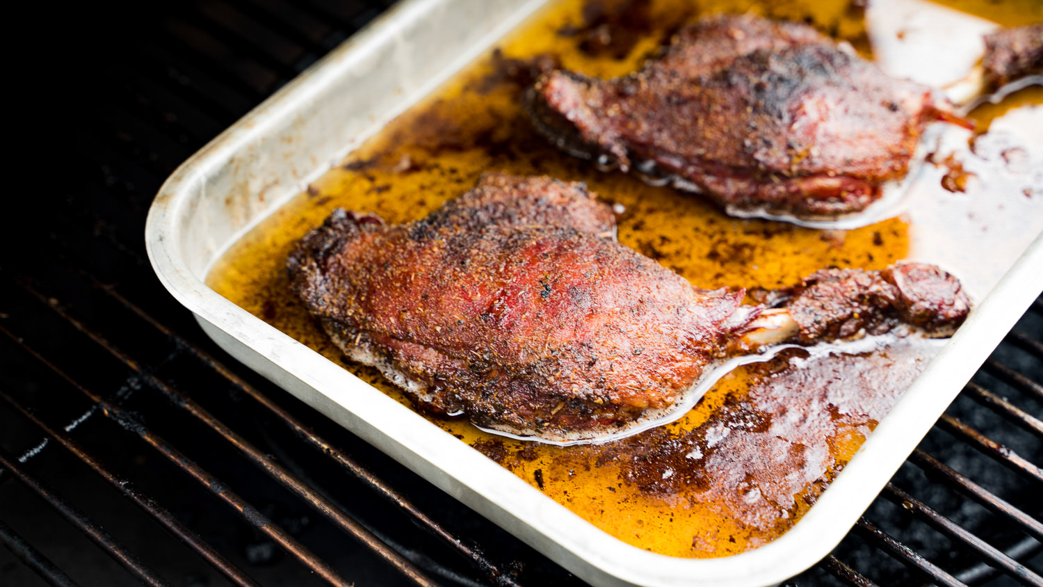 Keulen von der Oberpfälzer Bauernente frisch und küchenfertig – regionales Entenfleisch kaufen Keulen von der Oberpfälzer Bauernente auf einem weißen Hintergrund – frische, regional produzierte Entenkeulen, ideal für traditionelle bayerische Gerichte.