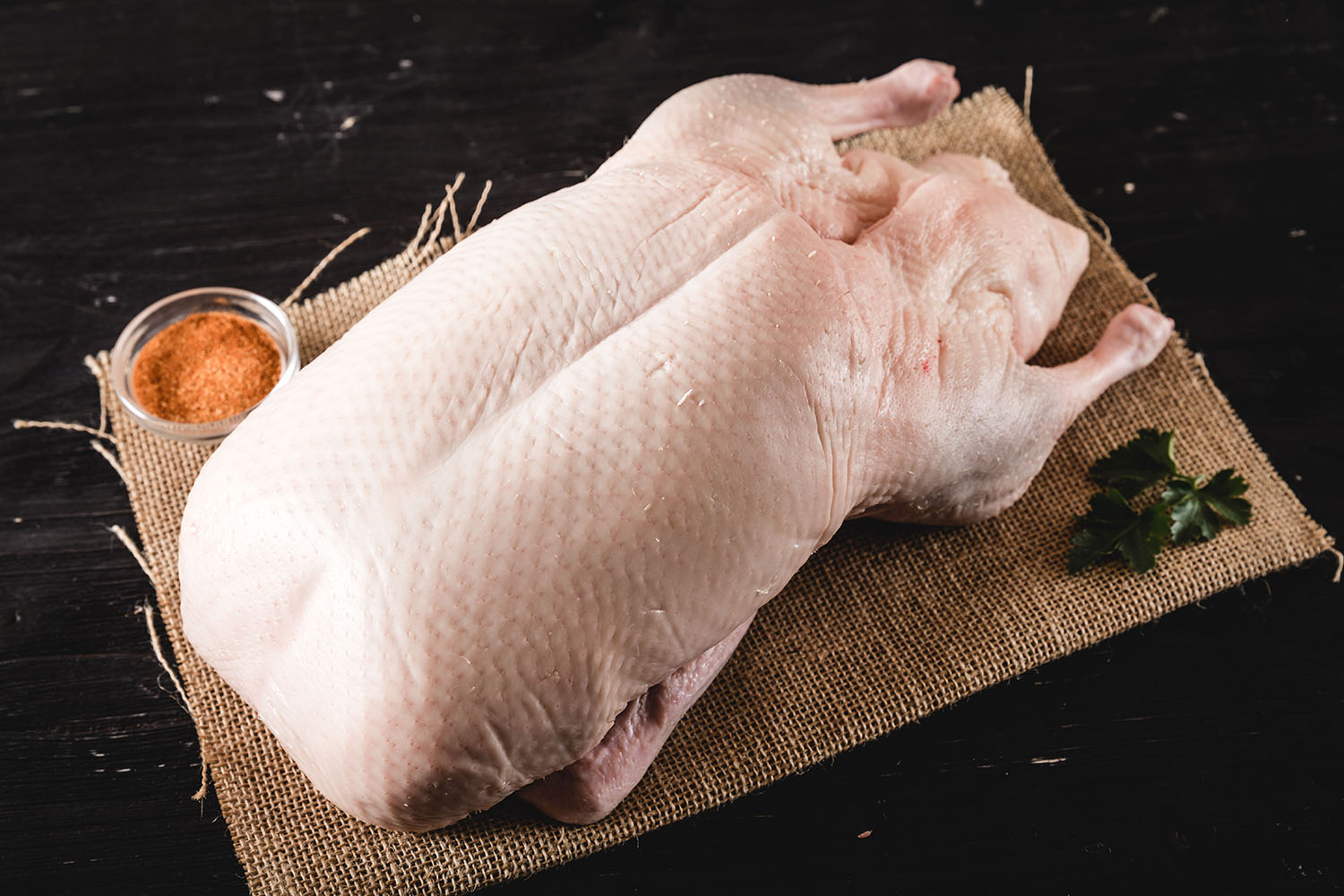 Oberpfälzer Bauernente knusprig gebraten auf rustikalem Holzbrett – regional & traditionell genießen Knusprig gebratene Oberpfälzer Bauernente auf Holzbrett angerichtet, mit brauner, glänzender Haut, umgeben von frischen Kräutern, Bratensoße und Beilagen wie Knödeln und Rotkraut – traditionelles bayerisches Gericht, rustikal serviert.