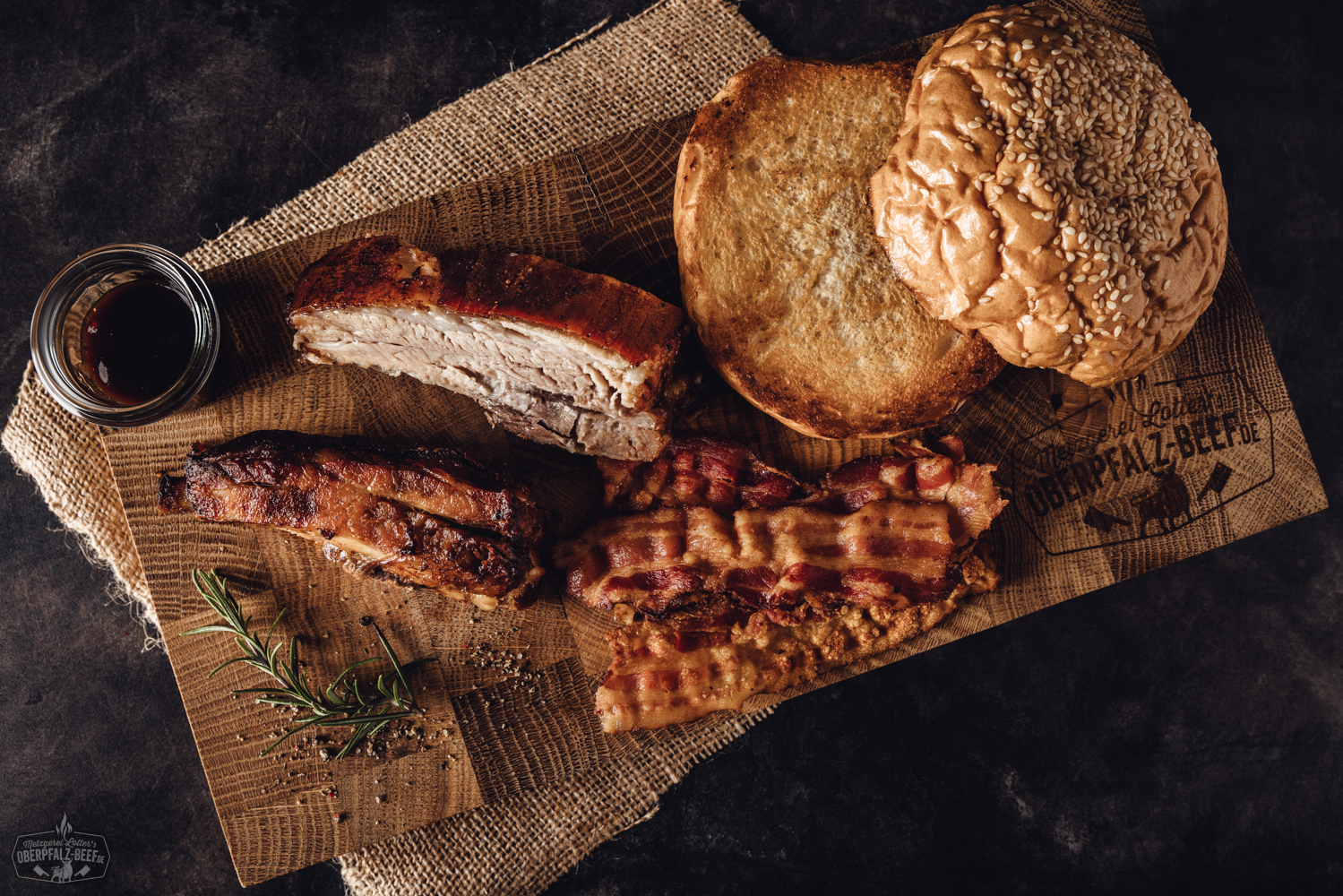 Sous Vide vorgegarte Spare Ribs im St. Louis Cut – BBQ-Fleisch in Premiumqualität Sous-vide vorgegarte Spare Ribs im St. Louis Style in geöffneter Verpackung auf Holzuntergrund, saftig glasiert mit BBQ-Sauce, servierfertig angerichtet als Grillgericht mit Fleischstruktur gut sichtbar.