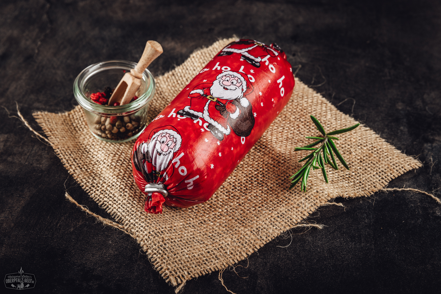 Nikolaus Salami Portionswurst mit festlicher Verpackung – Weihnachtswurst Spezialität aus der Oberpfalz Ein Bild einer Nikolaussalami in Portionswurst-Form, erhältlich bei Oberpfalz Beef, ideal für die Weihnachtszeit.